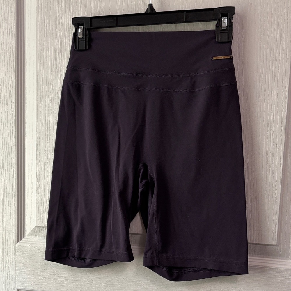 Gymshark, Whitney Simmons, gray shorts. M.!